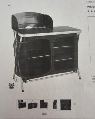 Mobili pieghevoli, sedie, fornello da campeggio.