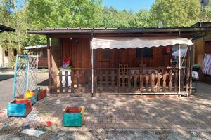  Casetta in legno in campeggio 