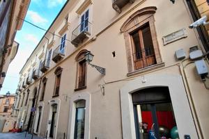 Locale con posto auto