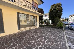 NEGOZIO A CROCETTA DEL MONTELLO