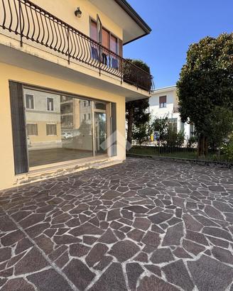 NEGOZIO A CROCETTA DEL MONTELLO