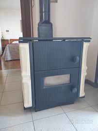 Stufa a legna in ghisa e maiolica