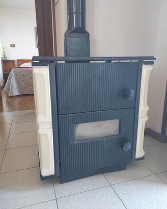 Stufa a legna in ghisa e maiolica