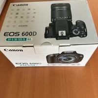 Canon EOS 600D con cinturino e obiettivo