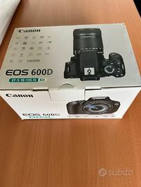 Canon EOS 600D con cinturino e obiettivo