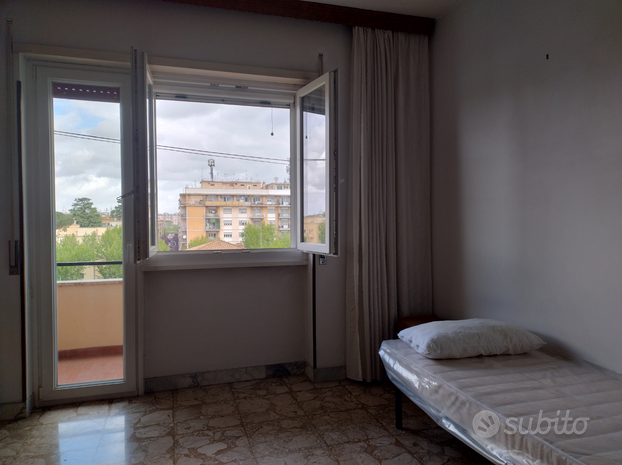 Stanza con balcone in zona Prenestina/Serenissima