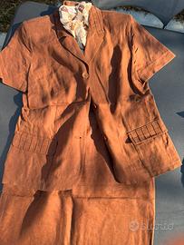 Tailleur con blusa in seta