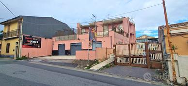 VIA CARRUBELLA bottega 3 luci su strada C/1