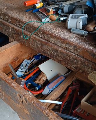 vecchio tavolo da falegname