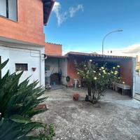 Casa indipendente su due livelli con cortile