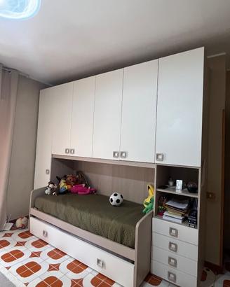 Cameretta bambini a ponte con due letti