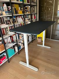 Tavolo regolabile in altezza elettricamente