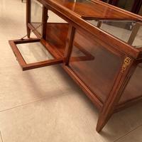 Tavolino In Legno Di Noce Con Vetrina