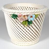 Porta vaso in ceramica, stile capodimonte