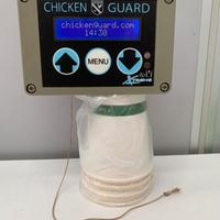 Apriporta automatico per pollaio a batteria