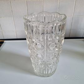 Vecchio vaso di vetro per fiori