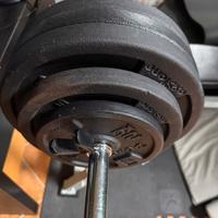 Panca piana con bilanciere e 74 kg di pesi in ghis