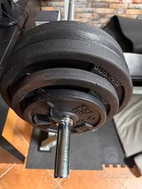 Panca piana con bilanciere e 74 kg di pesi in ghis