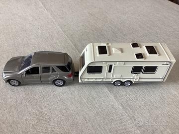 Automobile in ferro con gancio per roulotte