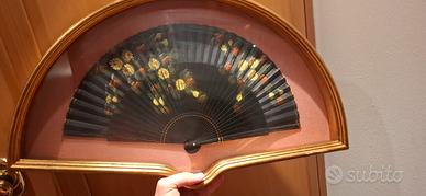 Ventaglio antico dipinto a mano con cornice dorata