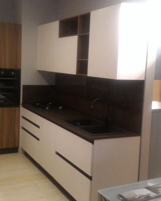 Cucina EXPO' in laminato" FENIX" L 165cm + L240cm