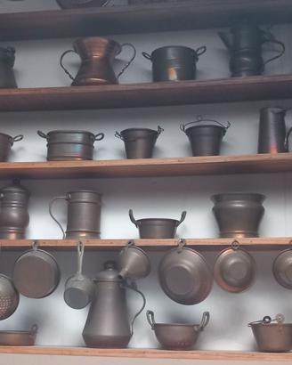 RAME OGGETTI DA CUCINA CON BACHECA IN LEGNO
