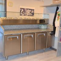 Banco per pizza con vetrina e vaschette in acciaio