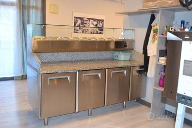 Banco per pizza con vetrina e vaschette in acciaio