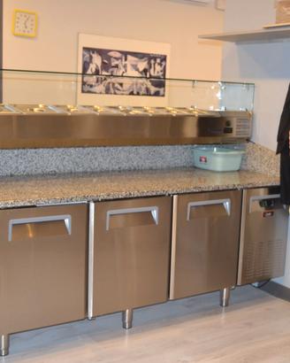 Banco per pizza con vetrina e vaschette in acciaio