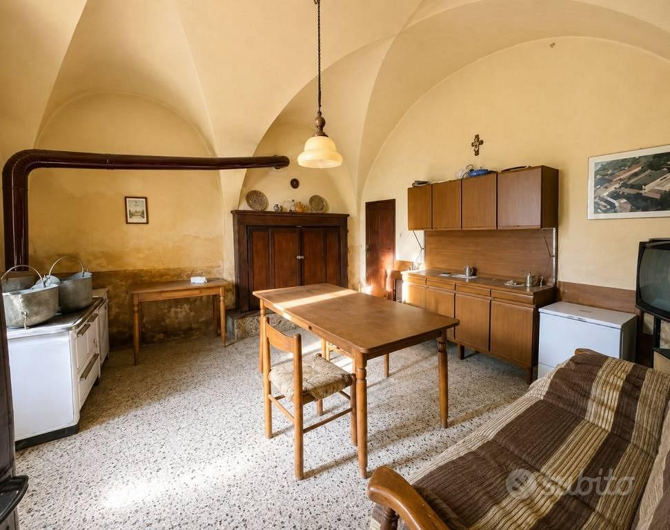 Rustico / Casale di 1509 m² con più di 5 locali e - Altro