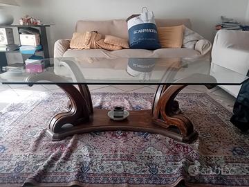 Tavolo in vetro con base in legno lavorata – 200 €