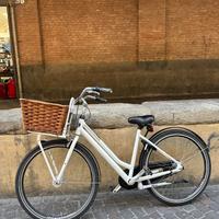 Biciletta Gazelle bianca con cestino in vimini