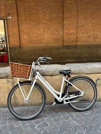 Biciletta Gazelle bianca con cestino in vimini