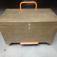 cassettone etnico rivestito in ottone