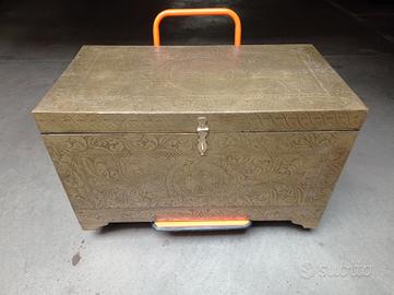 cassettone etnico rivestito in ottone
