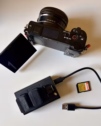 Vlogging Kit: Sony ZV-E10 con Ottica, Sandisk 128G