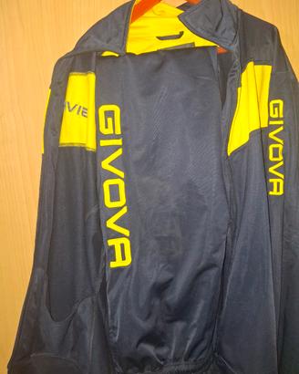 felpa givova con pantaloni