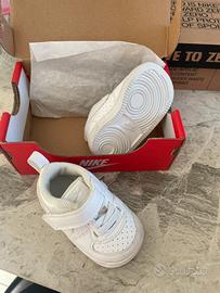 Piccole scarpe Nike