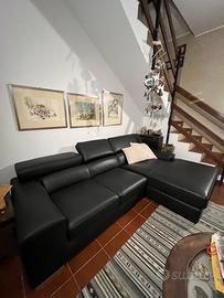 Divano in pelle nera con angolo