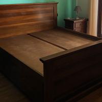 Letto matrimoniale con comodini