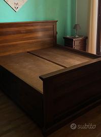 Letto matrimoniale con comodini