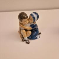 Statua di un bambina col fratellino 