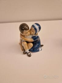 Statua di un bambina col fratellino 