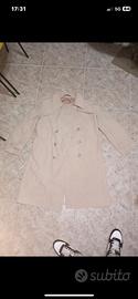 Trench doppiopetto dal taglio vintage.