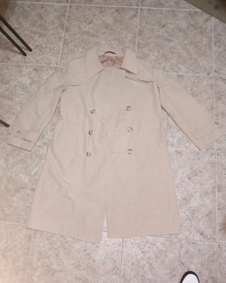 Trench doppiopetto dal taglio vintage.