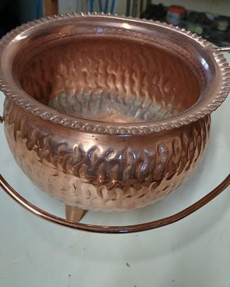Vaso in rame  con manico e piedini 