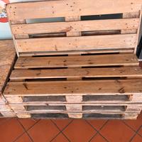 Divano con cuscino in pallet