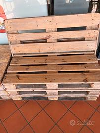 Divano con cuscino in pallet
