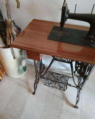 Macchina da cucire antica