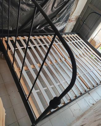 Letto con struttura in ferro alla francese 